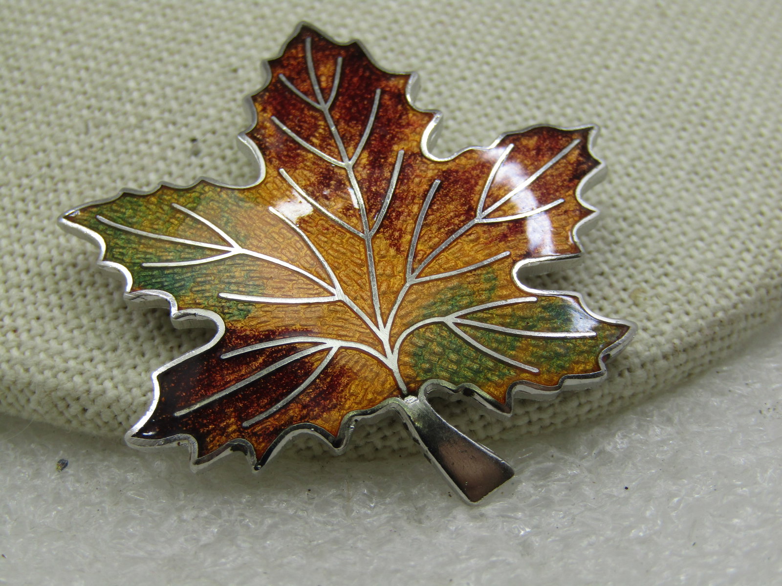 Vintage Sterling Silver Enameled Maple Leaf Brooch, Signed Bond Boyd: Title: Vintage Sterling Silver Enameled Maple Leaf Brooch, Signed Bond Boyd Description: Vintage Sterling Silver Enameled Maple Leaf Brooch, Signed Bond Boyd, Made in Canada. Great autumn colors in th