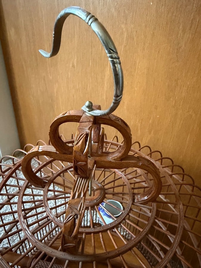 Vintage Hand-Carved Chinese Bamboo Birdcage with Porcelain Feeders (Mid-to-Late 20th Century) - 5