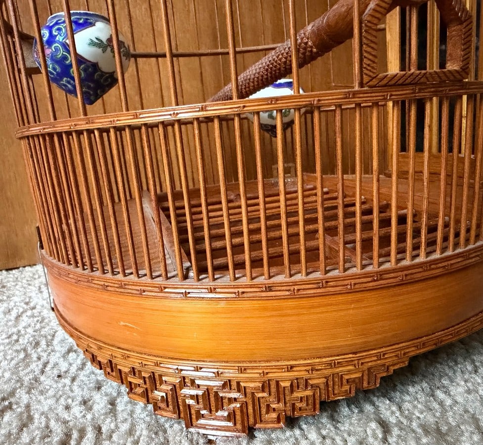 Vintage Hand-Carved Chinese Bamboo Birdcage with Porcelain Feeders (Mid-to-Late 20th Century) - 7