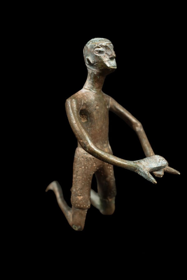 Figure - Bronze - Fon - Benin: Beautiful bronze / iron figure from the Fon people of Benin. Provenance: Manfred Schäfer, former gallery owner from Ulm, Germany. Object: Bronze figure Ethnic group: Fon Country: Benin Material: