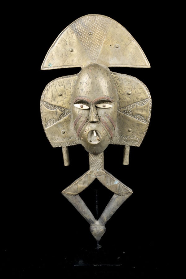 Reliquary – Copper, Wood – Mahongwe – Bakota – Gabon: Gorgeous, tribally used, reliquary statue of a guardian. It played an important role in rituals concerning the ancestors. The worship of ancestors is at the heart of religious and social life of the