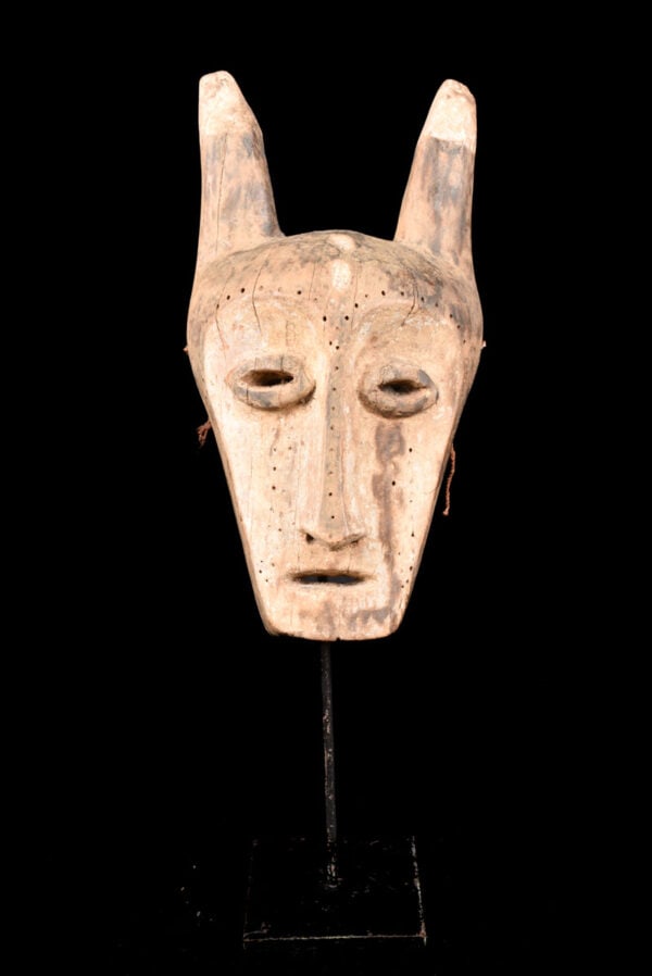 Kayamba Mask – Wood – Lega – Congo: Wooden Bwami Kayanda mask from the Lega tribe of DR Congo . In most case, only accomplished teachers in the Bwami Society own Kayamba masks which are easily identified by the horns on top of the