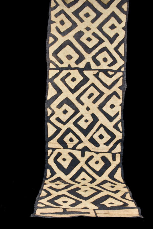 Textile - Cloth - Shoowa-Kuba - DR Congo 310 cm: Kuba skirts, Tcaka, long are cloths made from raffia, from 8 – 25 feet long, from the Ngeende, Bushoong and Ngongo peoples. They incorporate appliqued “patches”, embroidered shapes a