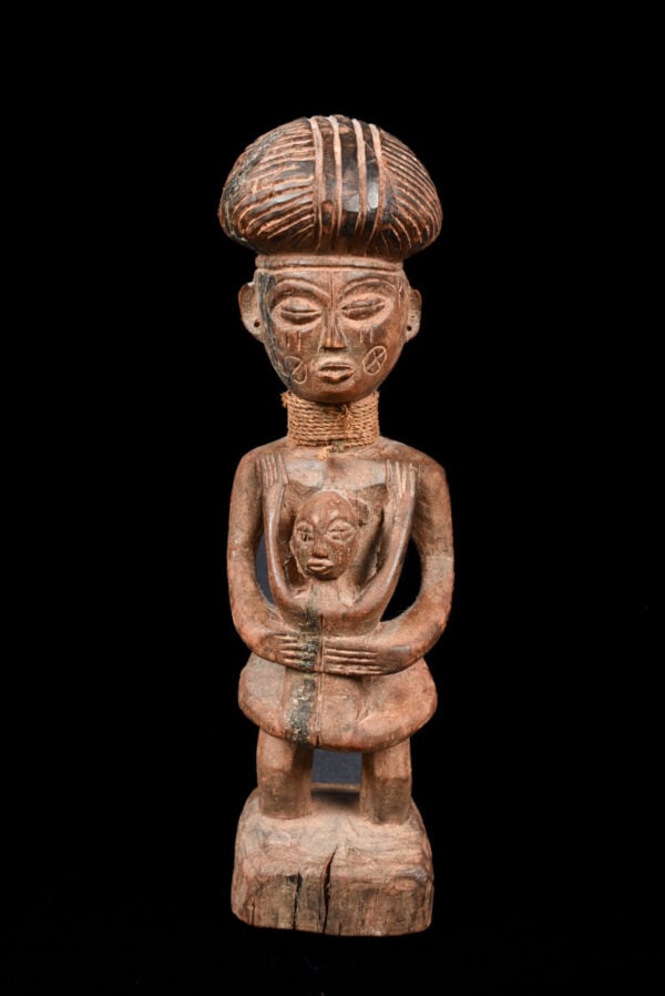 Ancestor figure - Wood - Chokwe - Congo: Beautiful standing ancestor figure from the Chokwe tribe of DR Congo. The wooden figure has a stylistic coiffure and carries a child in his arms. Good condition with a wonderful patina of age.