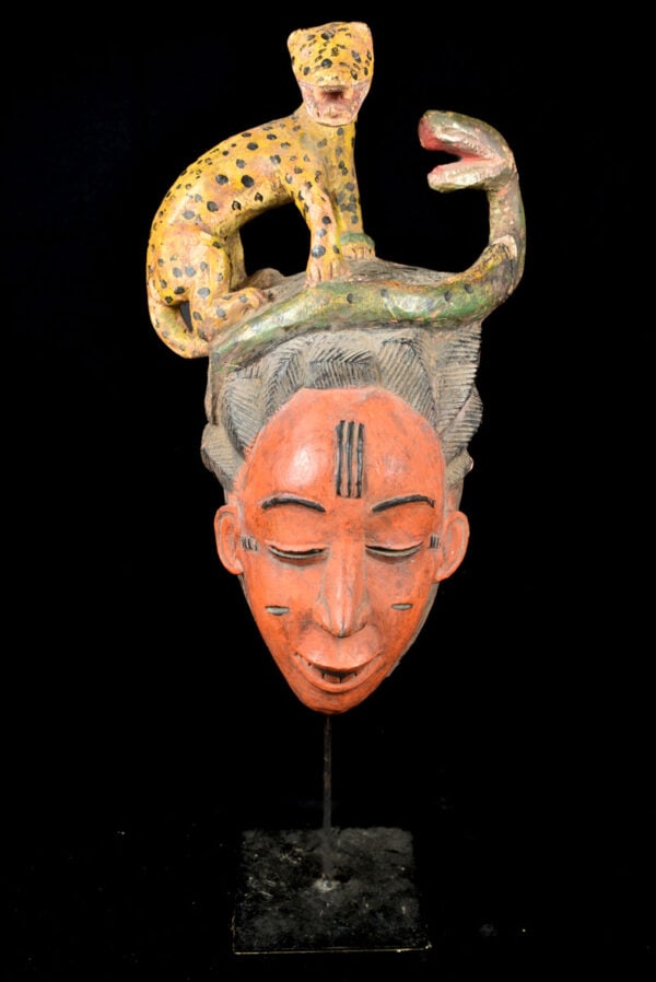 Dance mask - Wood - Baule - Ivory Coast: Great dance mask, from the BAULE people of Ivory Coast. This superb mask is carved in one piece of wood. The item present a very fine shape, with scarification’s on the face, and a superb