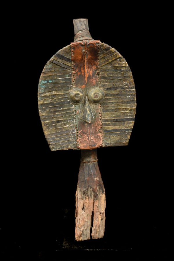 Reliquary - Copper, Wood - Mahongwe - Bakota - Gabon: Gorgeous, tribally used, reliquary statue of a guardian. It played an important role in rituals concerning the ancestors. The worship of ancestors is at the heart of religious and social life of the