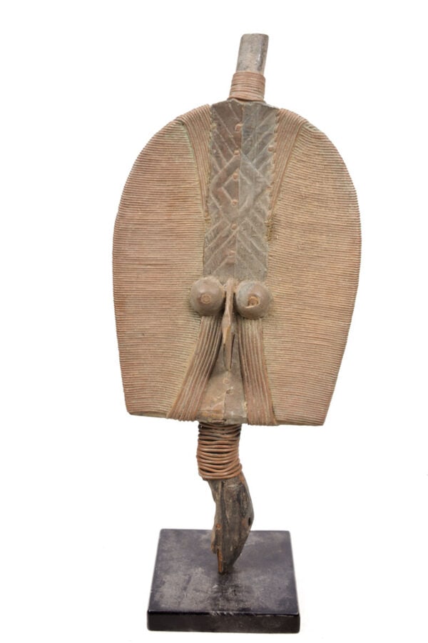 Reliquary - Copper, Wood - Mahongwe - Bakota - Gabon: Gorgeous, tribally used, reliquary statue of a guardian. It played an important role in rituals concerning the ancestors. The worship of ancestors is at the heart of religious and social life of the K