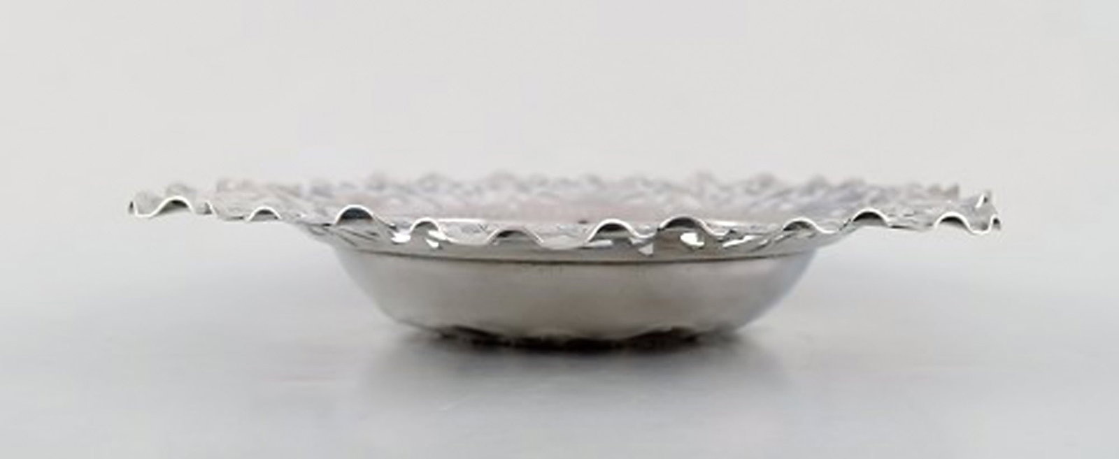 Charles Boyton & Son, London. Pierced ornamental bowl in silver. 1910's. - 5
