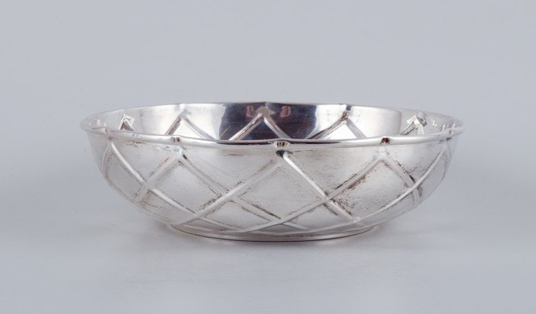 Battuto, Italy, modernist silver bowl, Italian design. Handmade.: Title:Battuto, Italy, modernist silver bowl, Italian design. Handmade. Description:Battuto, Italy, modernist silver bowl, Italian design. Handmade. Mid-20th century. Marked 800 silver, Battuto - A
