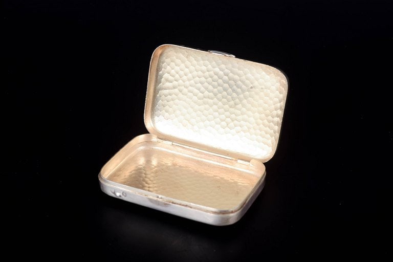 Denmark. Rectangular silver snuff box with Danish three tower hallmarks. Approx. 1930s. - 3