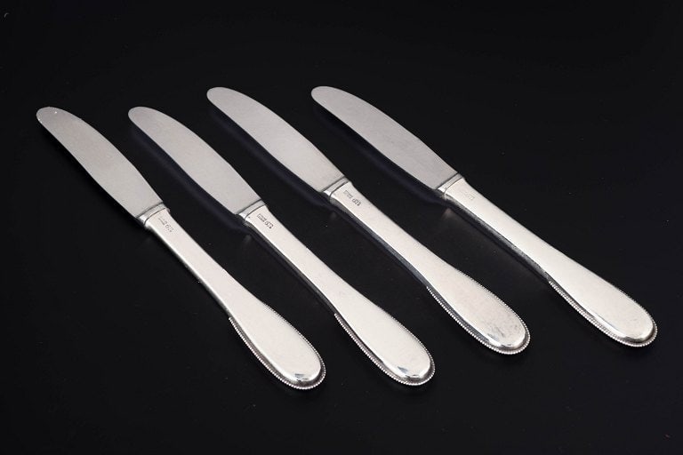 Evald Nielsen, Denmark. Set of four Sterling silver and stainless steel lunch knives. Approx. 1930s.: Title:Evald Nielsen, Denmark. Set of four Sterling silver and stainless steel lunch knives. Approx. 1930s. Description:Evald Nielsen, set of four lunch knives. Model number 14. Elegant lunch knives