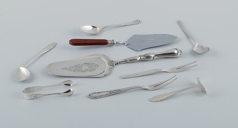 A collection of 9 pieces of various plated silver. Among other things, cake spatulas, food pushers, (1 of 8)