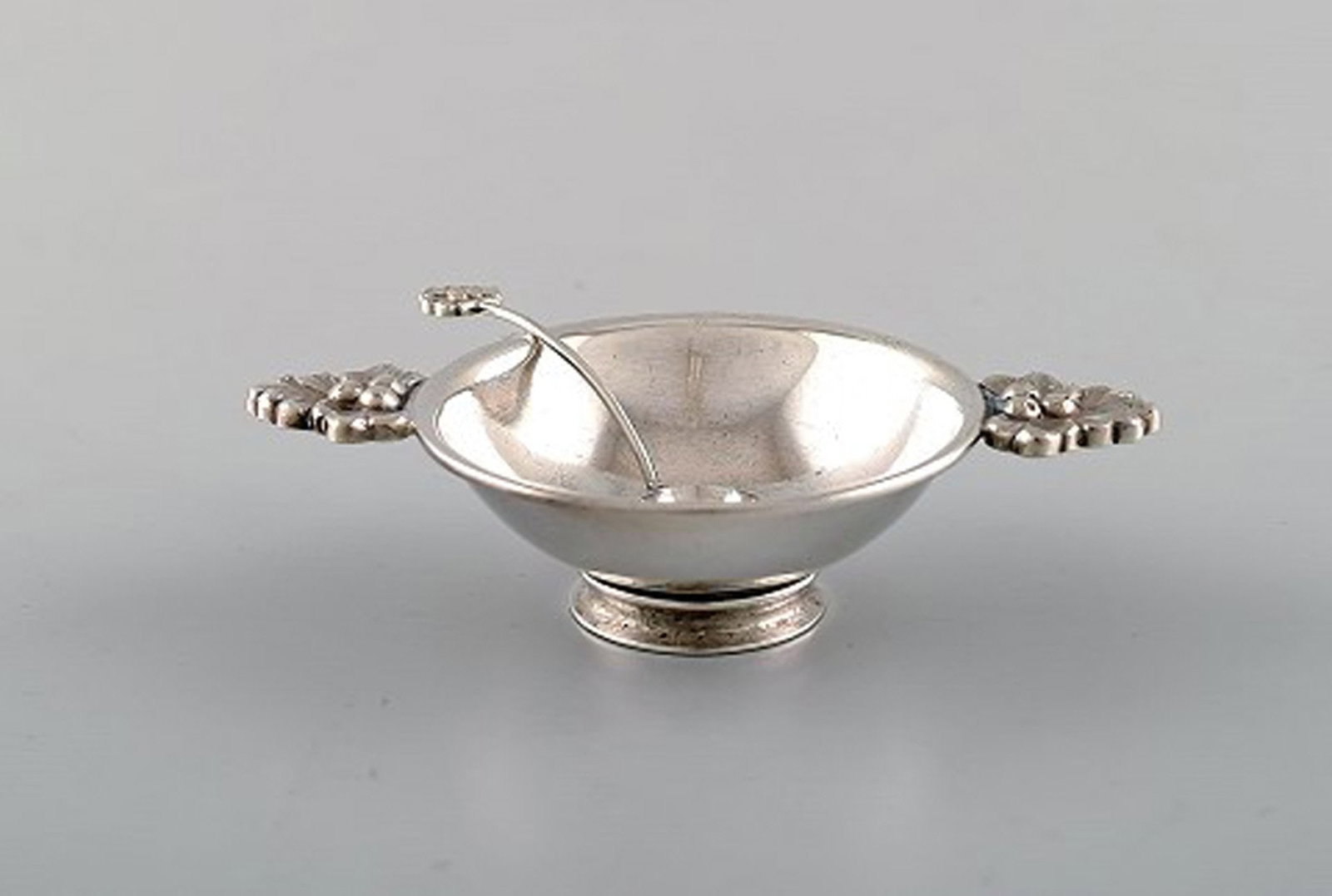 Frantz Hingelberg. 4 salt cellars with accompanying spoon in sterling silver. Model number 1089 D. - 2