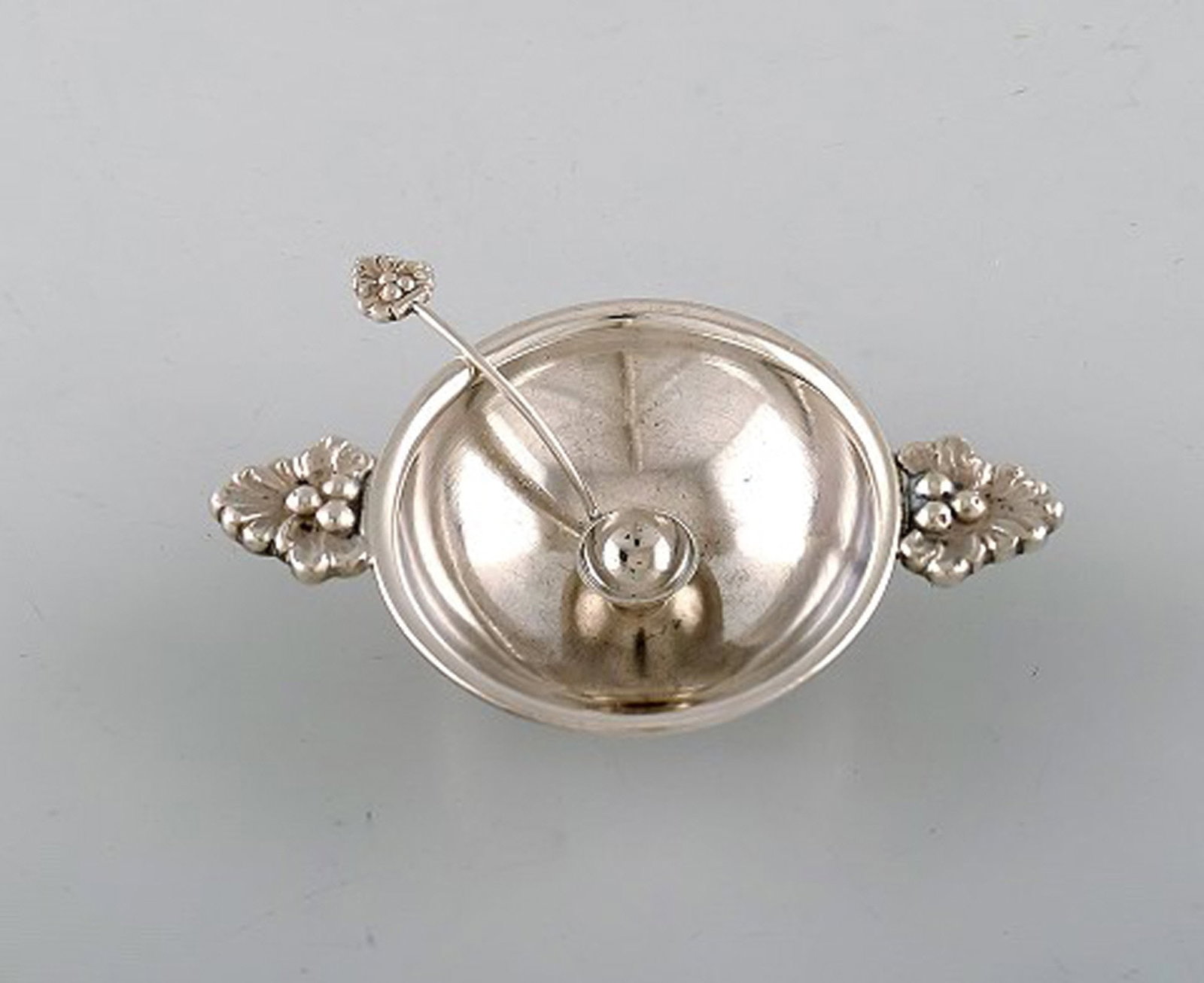 Frantz Hingelberg. 4 salt cellars with accompanying spoon in sterling silver. Model number 1089 D. - 3