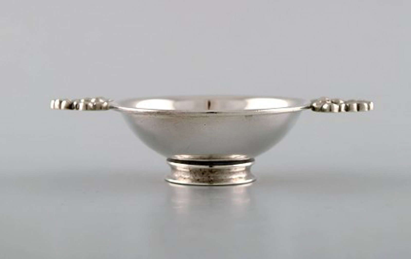 Frantz Hingelberg. 4 salt cellars with accompanying spoon in sterling silver. Model number 1089 D. - 4