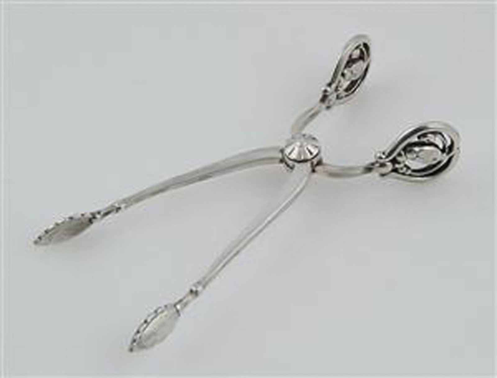Georg Jensen sugar tang in sterling silver, 'Blossom': Title:Georg Jensen sugar tang in sterling silver, 'Blossom' Description:Georg Jensen sugar tang in sterling silver, 'Blossom' Produced 1925 - 1932 In perfect condition. Hallmarked. Measures 9,7 cm.; G