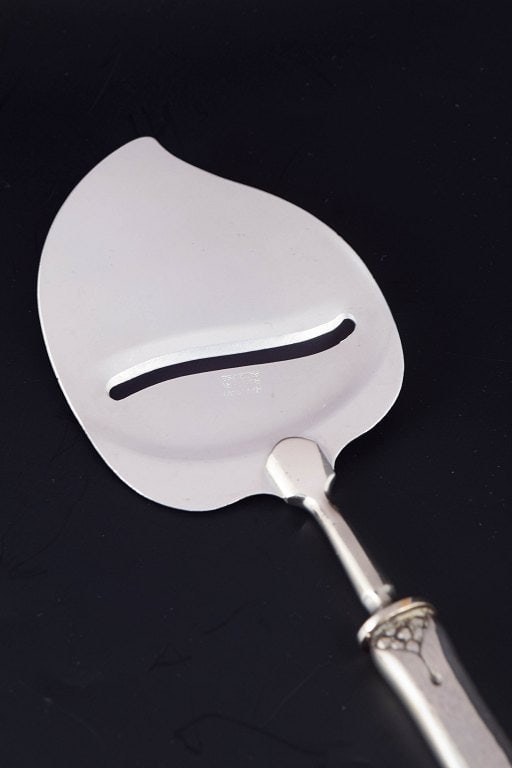 Evald Nielsen, Denmark. Art Deco cheese slicer in silver and stainless steel. Approx. 1920s. - 2