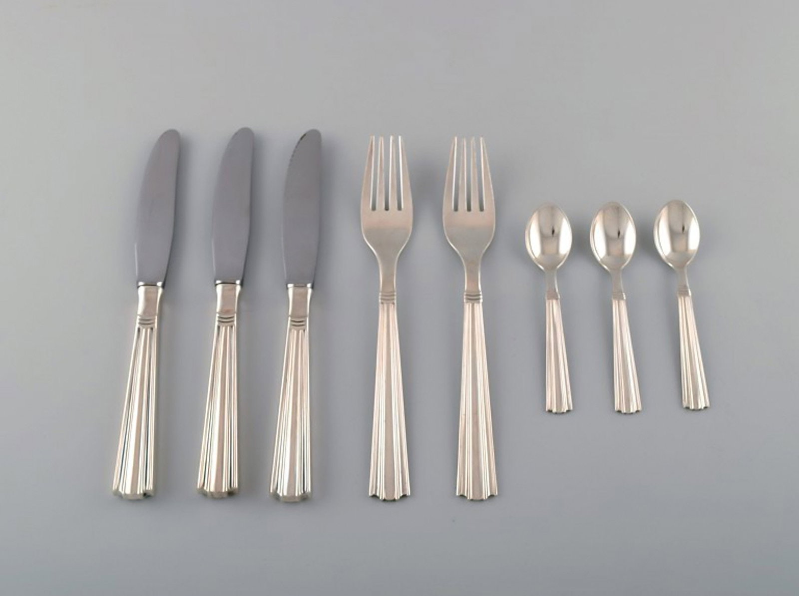 French Art deco dinner service in plated silver. Consisting of dinner knives, dinner forks and: Title:French Art deco dinner service in plated silver. Consisting of dinner knives, dinner forks and coffee spoons. Description:French Art deco dinner service in plated silver. Consisting of dinner kn