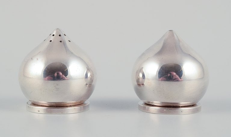 Aage Weimar, Danish silversmith. A pair of modernist salt and pepper shakers in sterling silver. (1 of 8)