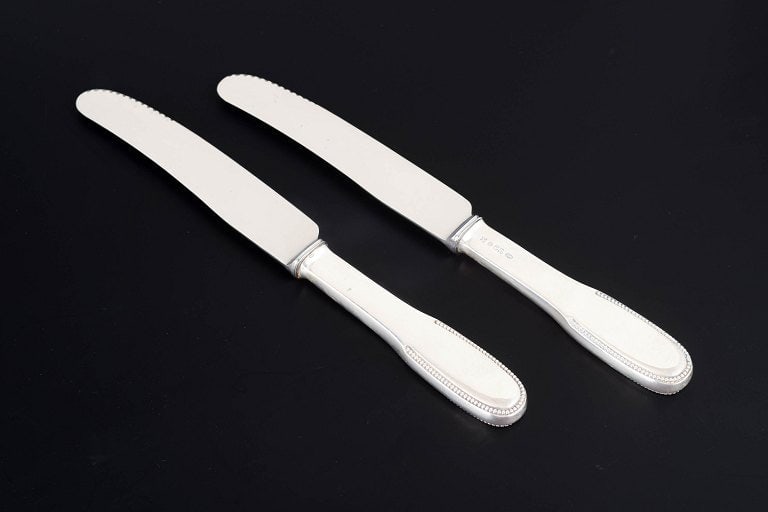 Evald Nielsen, Denmark. Two dinner knives in sterling silver and stainless steel. Approx. 1930s.: Title:Evald Nielsen, Denmark. Two dinner knives in sterling silver and stainless steel. Approx. 1930s. Description:Evald Nielsen dinner knives, two pieces. Model number 14. Elegant dinner knives in