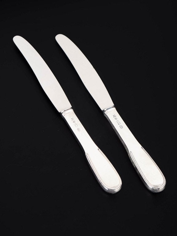 Evald Nielsen, Denmark. Two lunch knives in sterling silver and stainless steel. Approx. 1930s.: Title:Evald Nielsen, Denmark. Two lunch knives in sterling silver and stainless steel. Approx. 1930s. Description:Evald Nielsen, two lunch knives. Model nummer 14. Elegant lunch knives in 830 silver