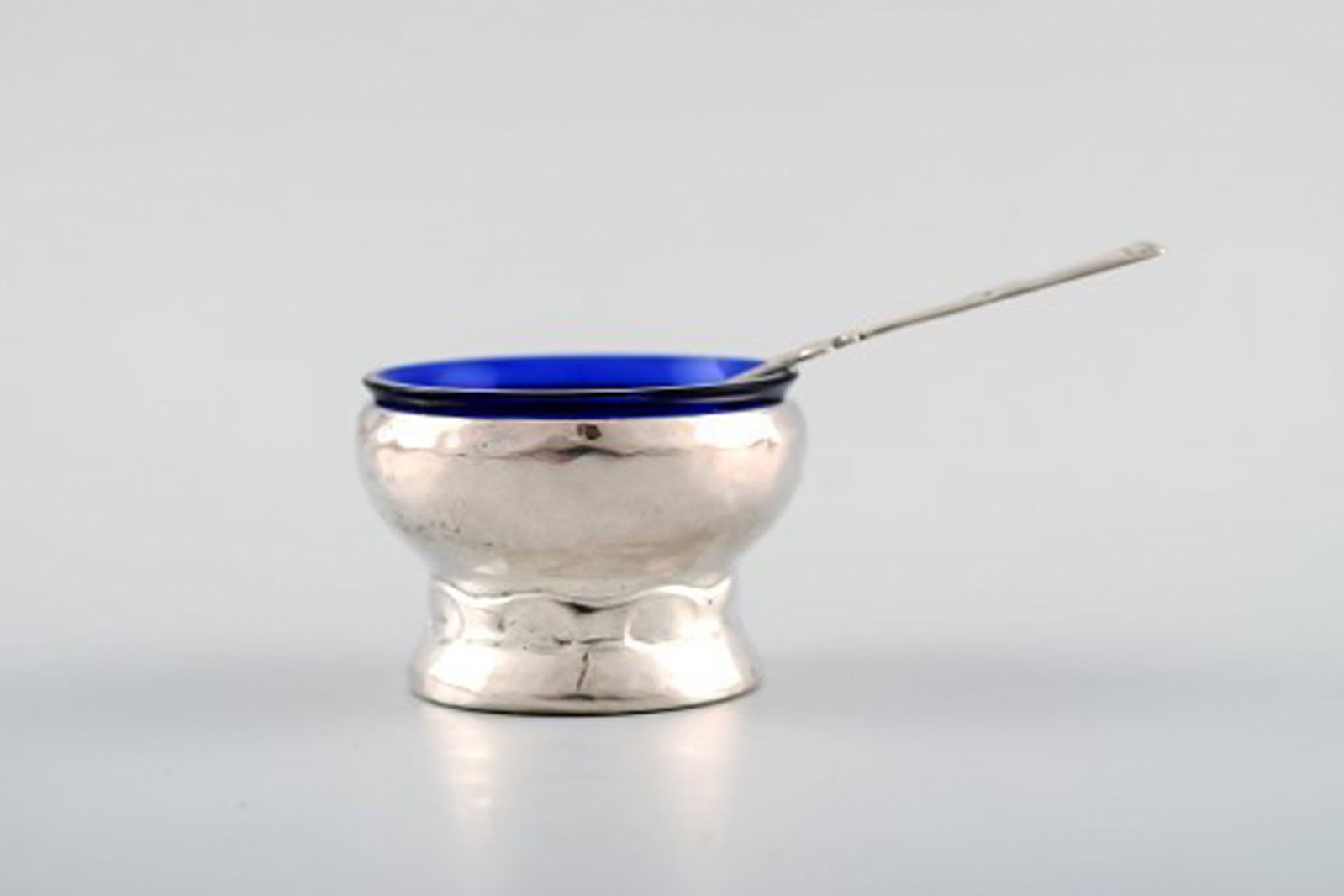 Fernanda Hansen, Copenhagen. Four art nouveau salt cellars with their spoons and glass inserts in - 2