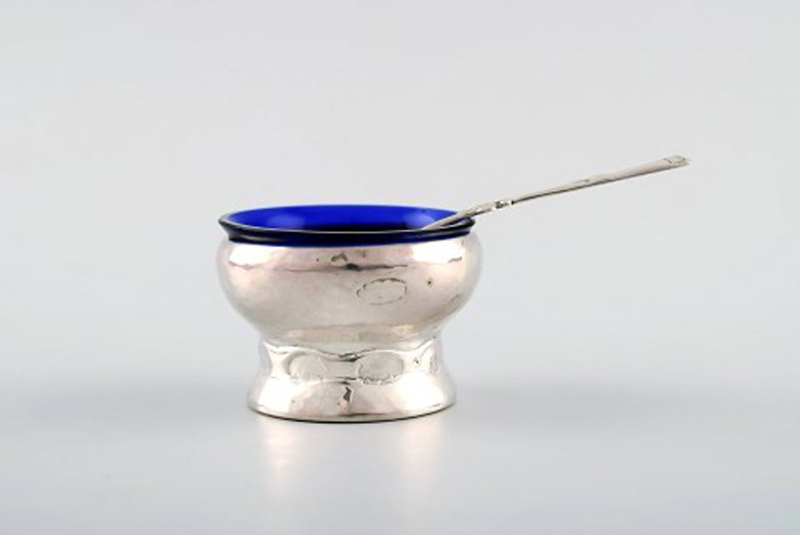 Fernanda Hansen, Copenhagen. Four art nouveau salt cellars with their spoons and glass inserts in - 3