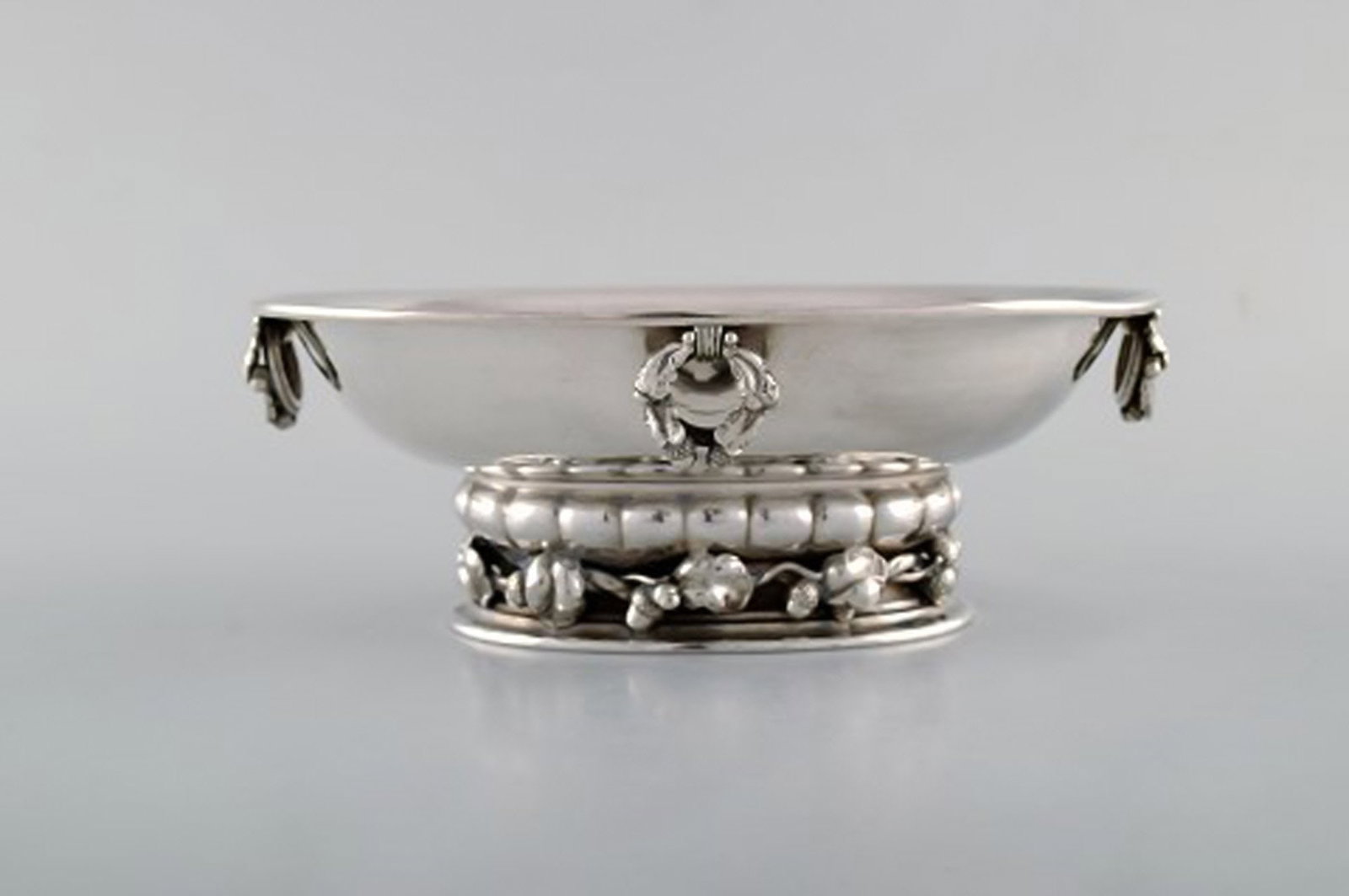 A pair of rare Georg Jensen jardiniere in sterling silver. The bowl is raised on leaves and acorns. - 3