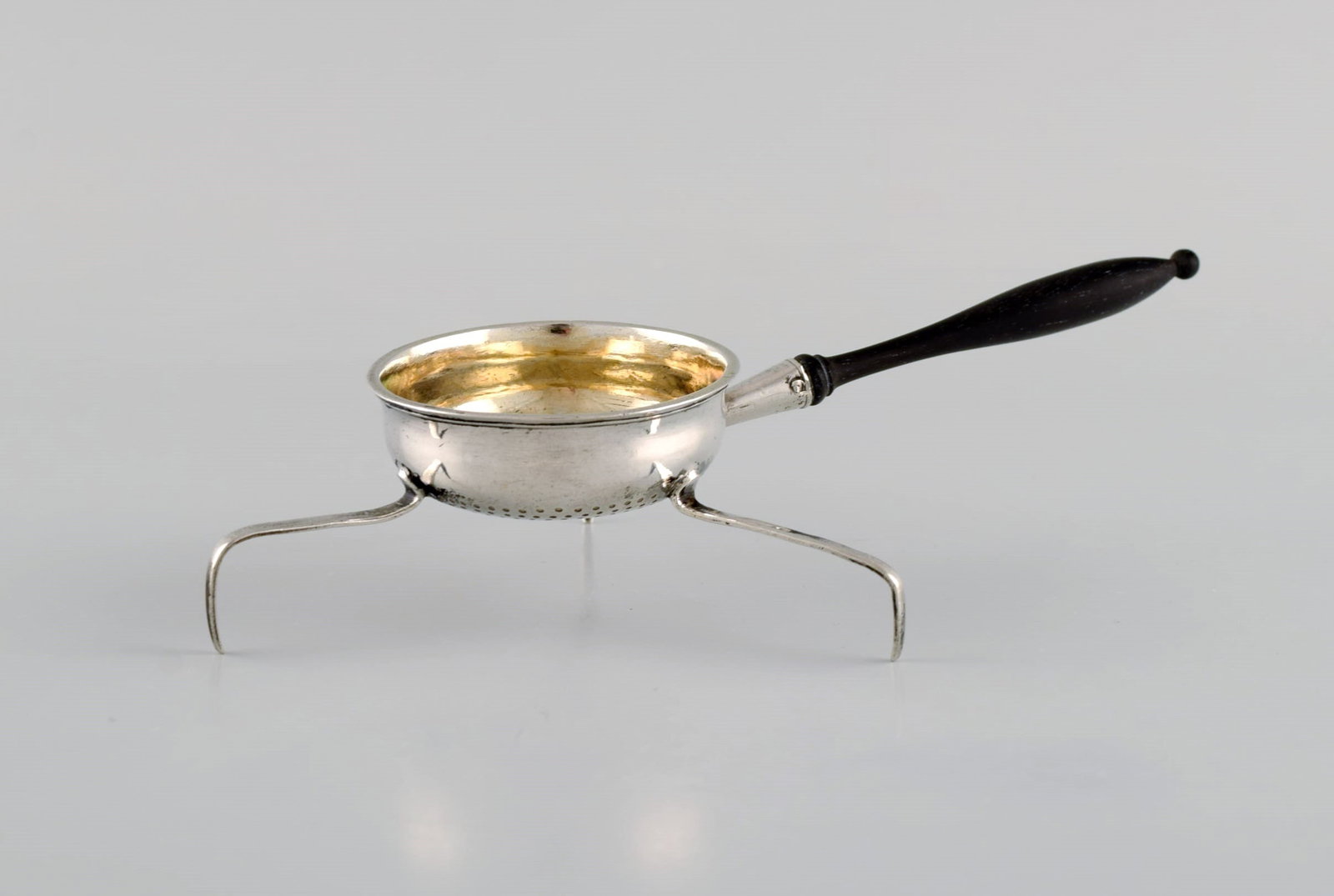 European silversmith. Antique silver tea strainer on tripod with shaft in turned ebony. Gilded (1 of 7)