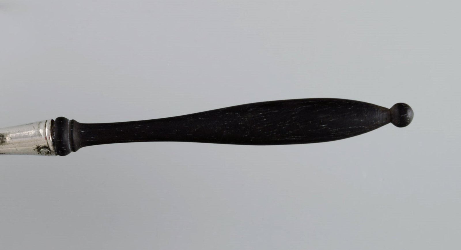 European silversmith. Antique silver tea strainer on tripod with shaft in turned ebony. Gilded - 4