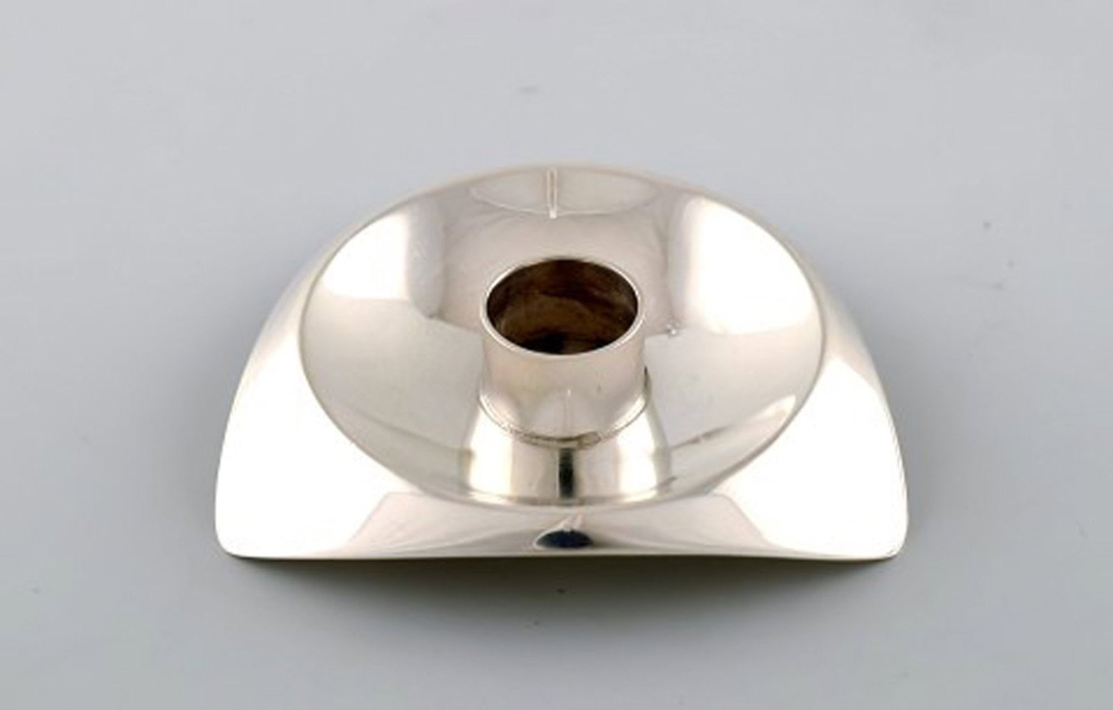 Bent Knudsen (Denmark), a pair of danish modernist candlesticks in sterling silver. 1960's. - 3