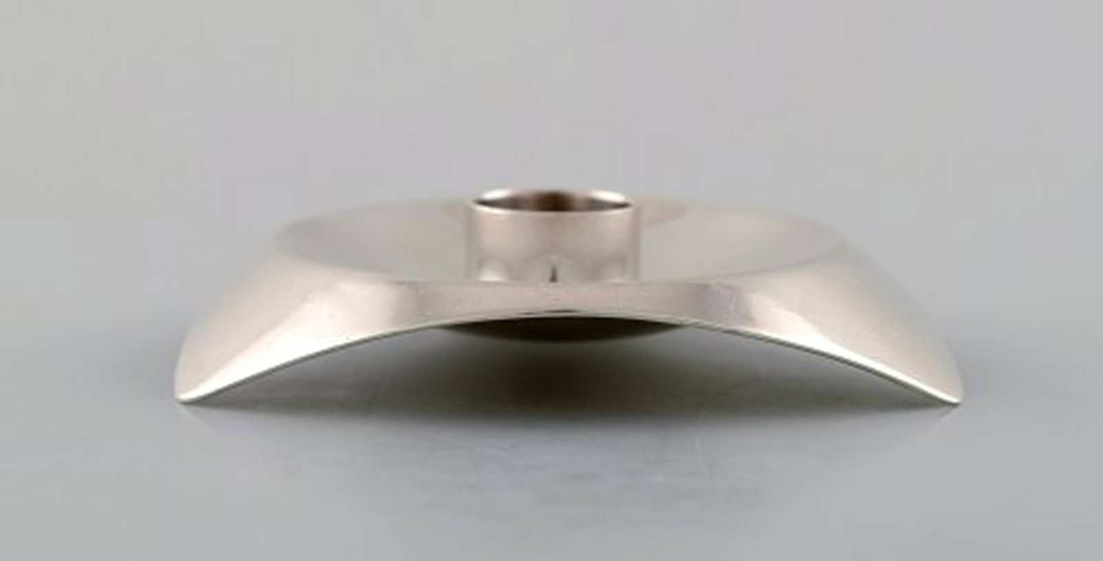 Bent Knudsen (Denmark), a pair of danish modernist candlesticks in sterling silver. 1960's. - 5