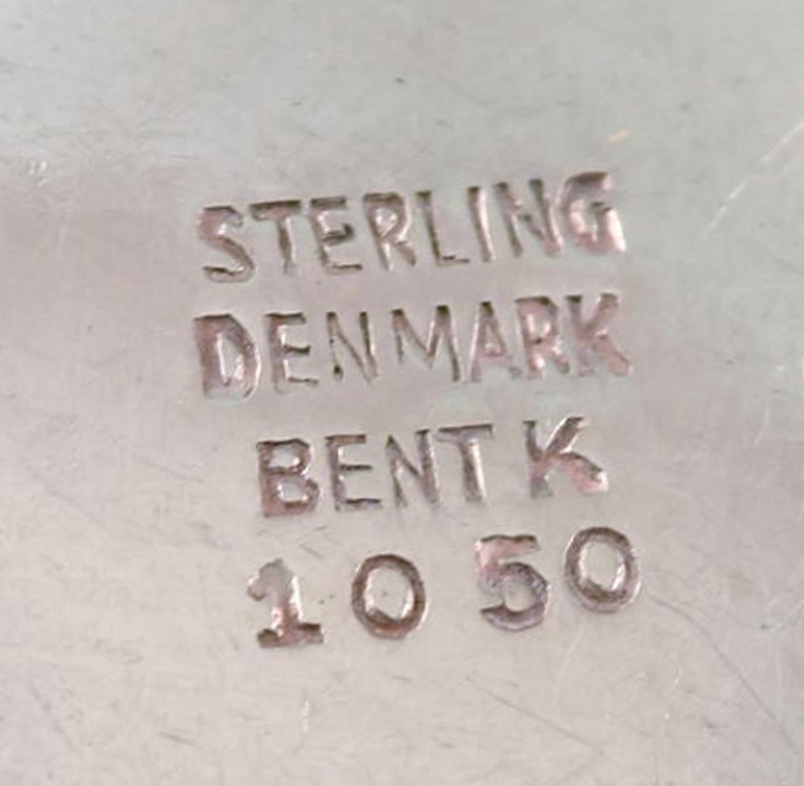 Bent Knudsen (Denmark), a pair of danish modernist candlesticks in sterling silver. 1960's. - 6