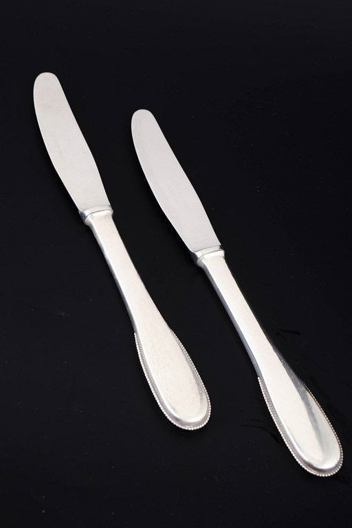 Evald Nielsen, Denmark. Two dinner knives in sterling silver and stainless steel. Approx. 1930s.: Title:Evald Nielsen, Denmark. Two dinner knives in sterling silver and stainless steel. Approx. 1930s. Description:Evald Nielsen, two dinner knives. Model number 14. Elegant dinner knives in sterling