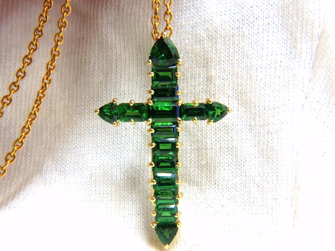 12.00ct natural vivid green tsavorite cross 18kt & chain - 2