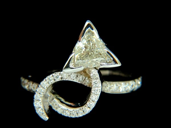 1.56CT TRILLIANT NATURAL DIAMOND CROSSOVER RING MODERN ERA 14KT GOLD - 3