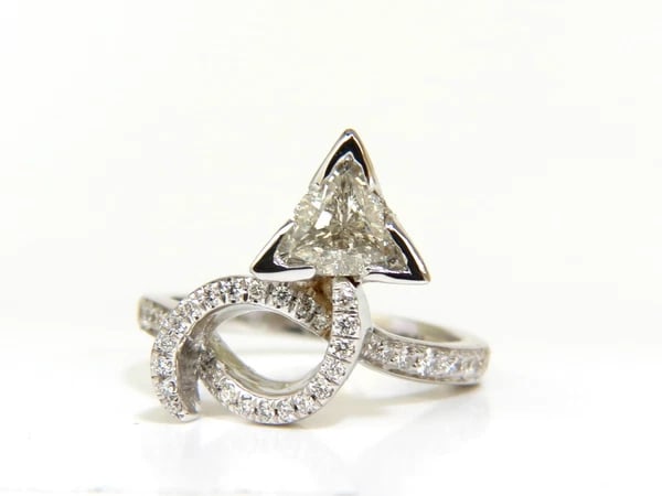 1.56CT TRILLIANT NATURAL DIAMOND CROSSOVER RING MODERN ERA 14KT GOLD - 5