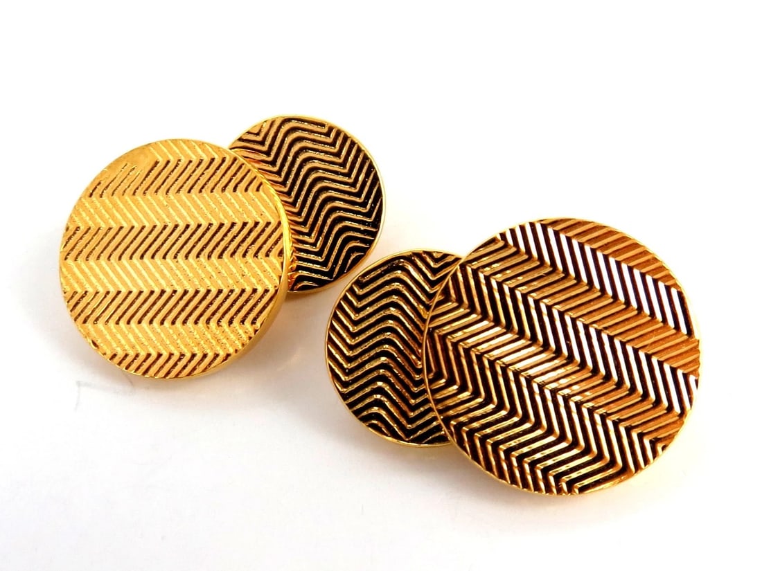 14kt 3D circular double textured Gold cufflinks: Title: 14kt 3D circular double textured Gold cufflinks Description: MAGNIFICENT JEWELS Amazing detail Circular Textured Mod Deco Cufflinks Double sided / Larger & Smaller 23.2 grams. 14kt. yellow