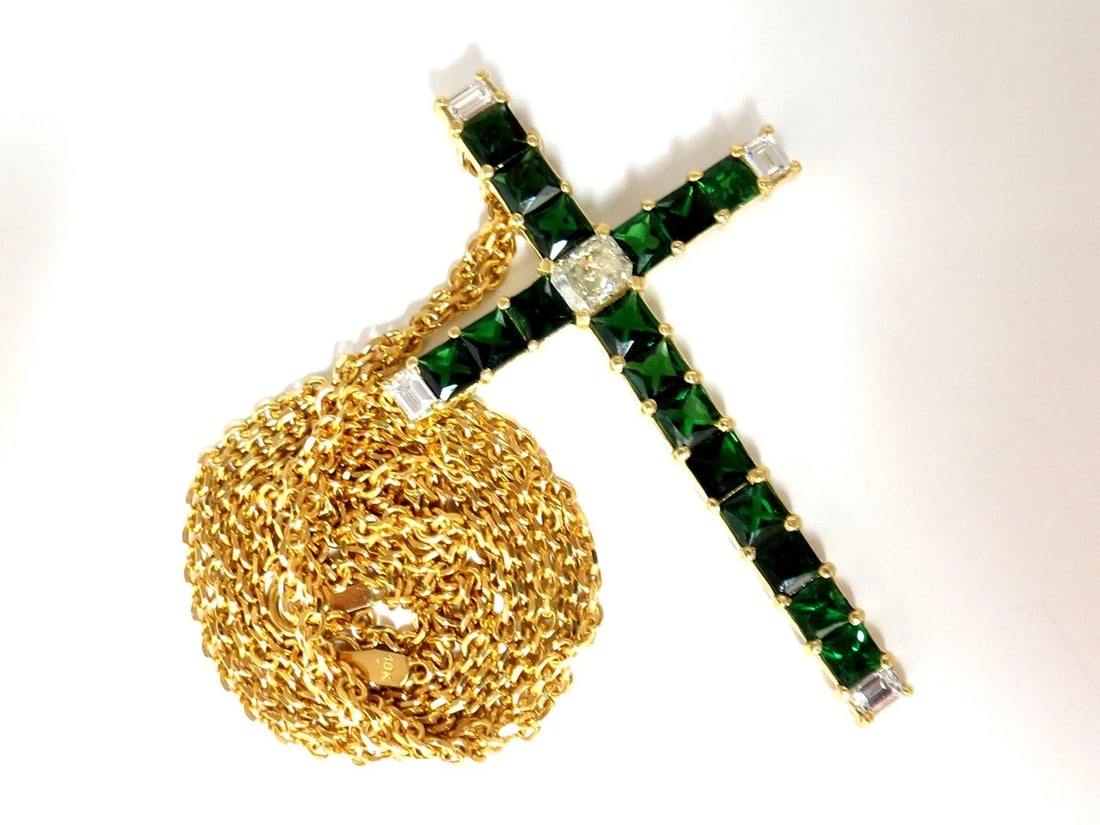 9.54ct natural diamonds & vivid green tsavorite cross 18kt & chain: Title: 9.54ct natural diamonds & vivid green tsavorite cross 18kt & chain Description: MAGNIFICENT JEWELS Vivid Greens. 8.00 Natural Princess cut Tsavorite cross clean clarity & transparent. Vivid