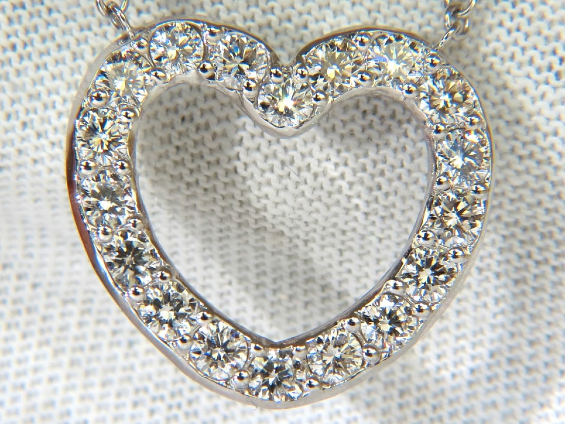 2.50CT SMOOTH EDGED BRILLIANT DIAMONDS HEART PENDANT & CHAIN F/VS 14KT: Title: 2.50CT SMOOTH EDGED BRILLIANT DIAMONDS HEART PENDANT & CHAIN F/VS 14KT Description: ONLY MAGNIFICENT JEWELS Smooth edged sparkling heart 2.50ct. diamonds 18 Round shaped full cut brilliant