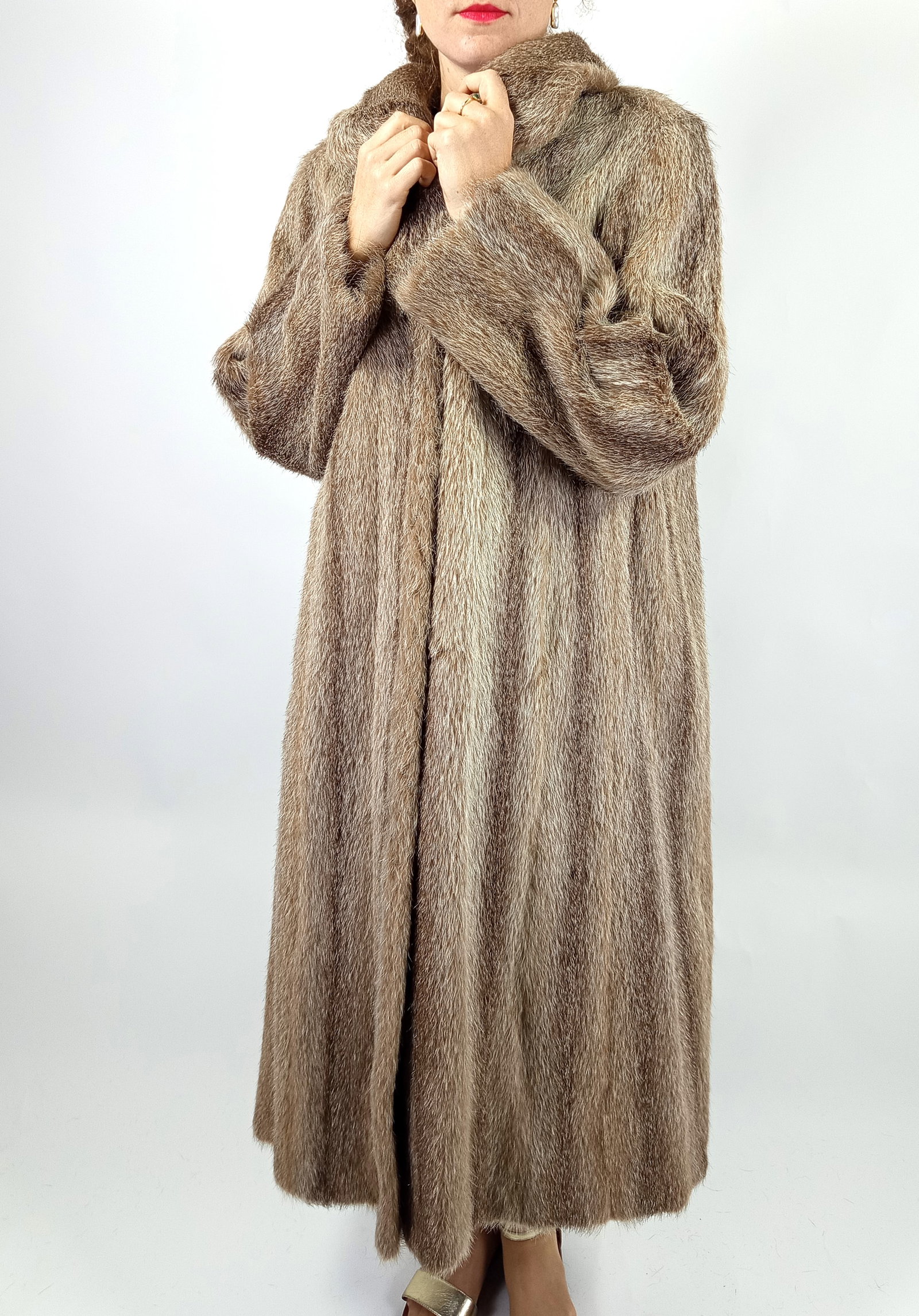 BLONDE NUTRIA FUR COAT EU: XXL ; US: 24 - 3