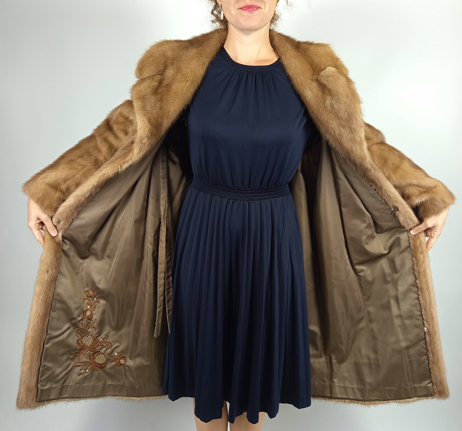 BEIGE MINK FUR COAT EU: XL ; US: 18 - 9