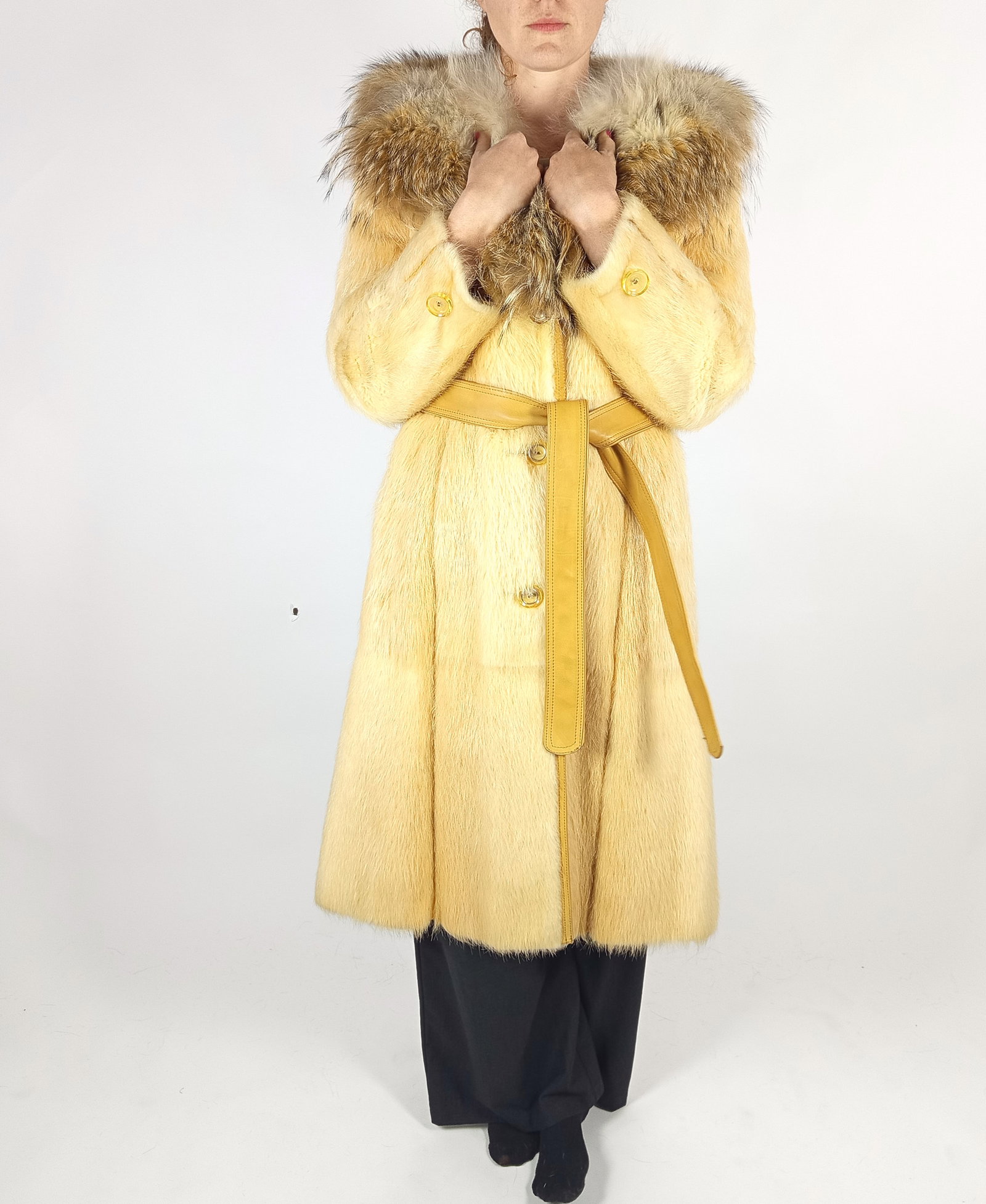BEAVER & COYOTE FUR COAT EU: S ; US: 6 - 2