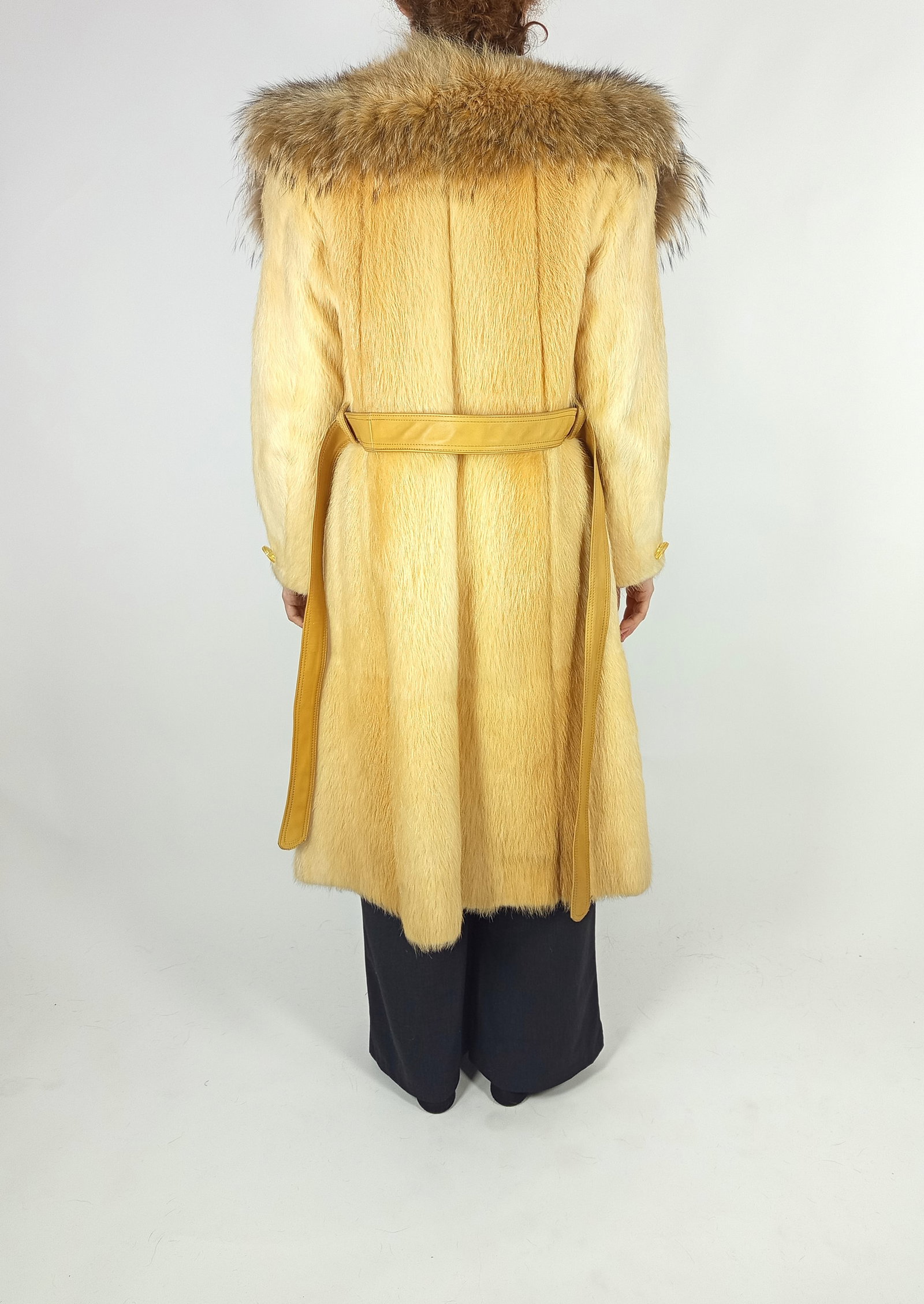 BEAVER & COYOTE FUR COAT EU: S ; US: 6 - 6