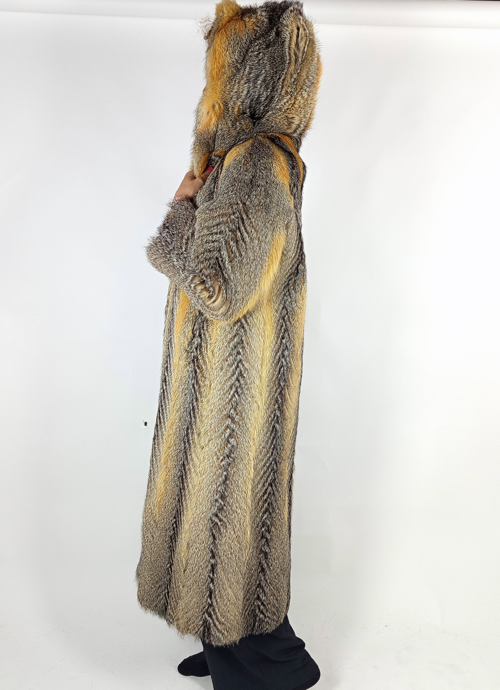 LONG GREY FOX FUR COAT EU: S ; US: 6 - 10