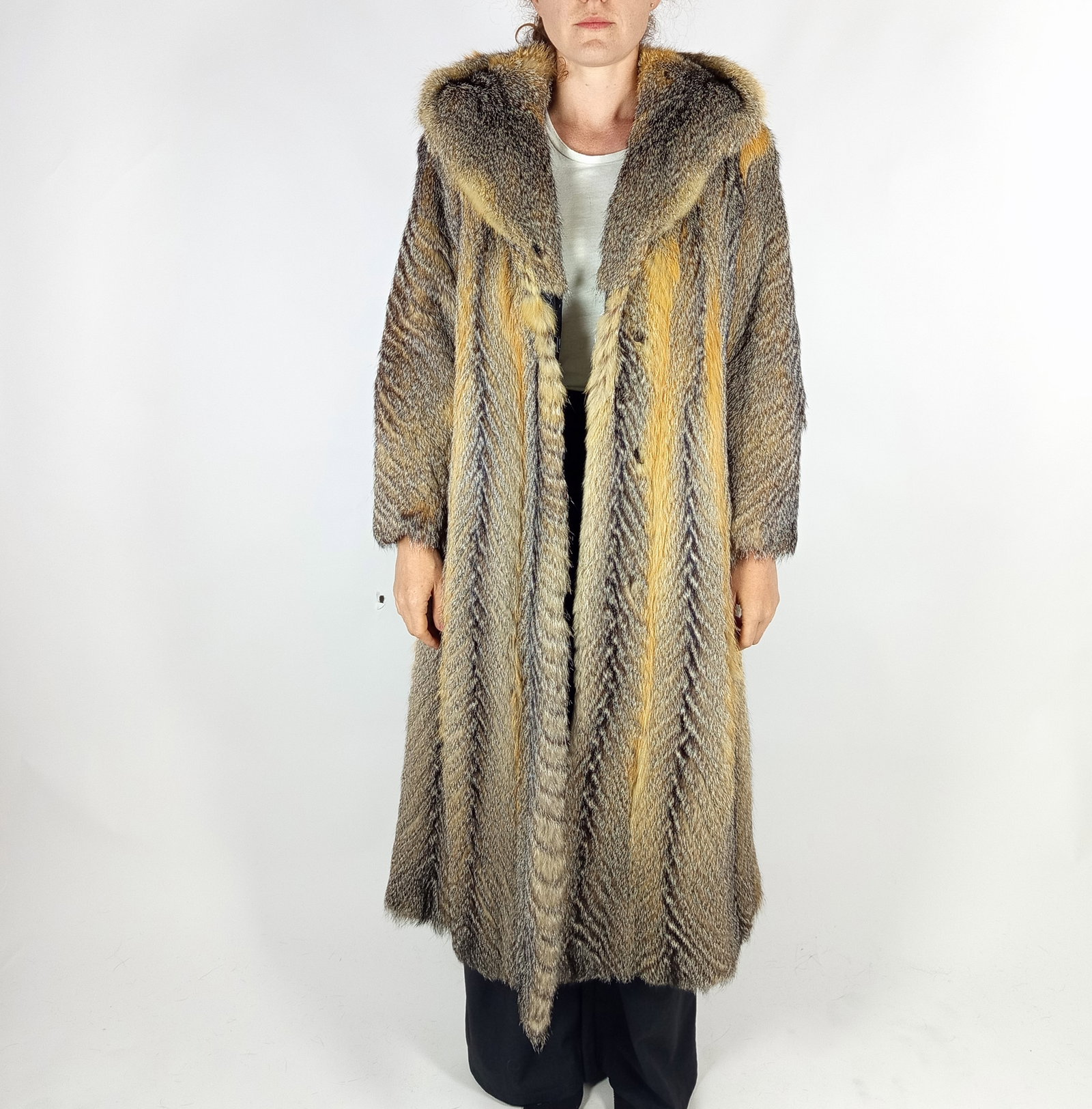 LONG GREY FOX FUR COAT EU: S ; US: 6 - 2