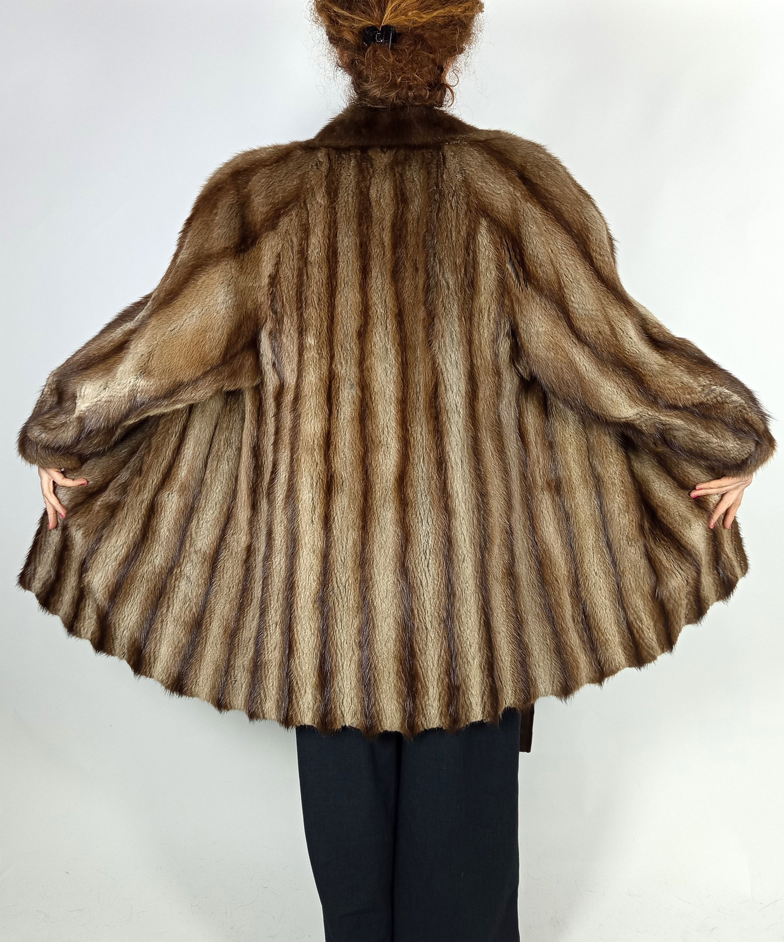 BISAM FUR COAT EU: L ; US: 16 - 5