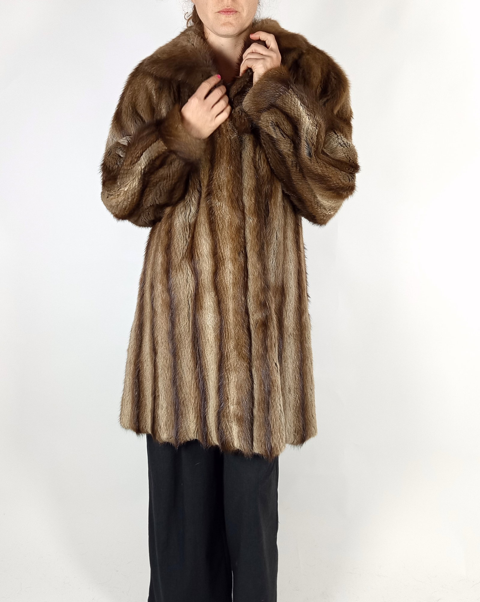 BISAM FUR COAT EU: L ; US: 16 - 9