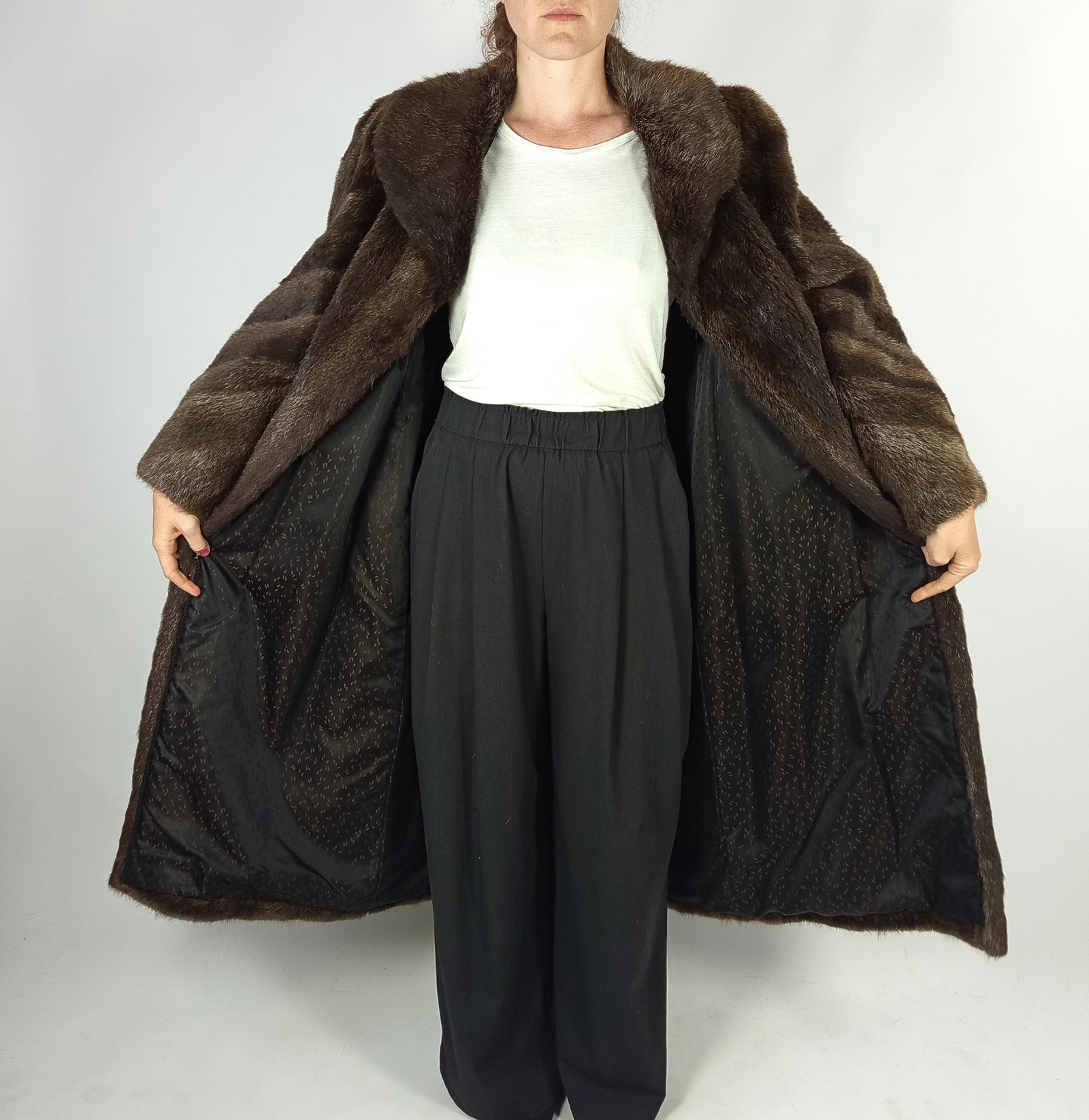 NUTRIA FUR COAT EU: L ; US: 16 - 10