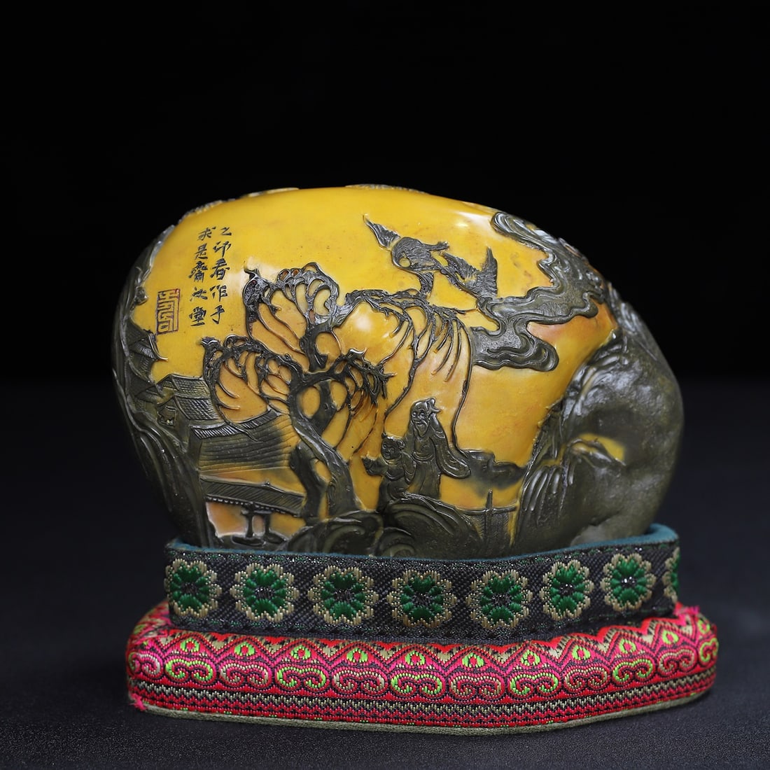 Vintage Shoushan Soapstone Hand-Carved Statue Figure: Title: Old Hetian Jade Dragon Pendant Date/Period: After1921 Origin: Chinese Dimension: 59x80x25(mm) 2.32x3.15x0.98(inches) Weight 0.35 lbs/157g Materials: Hetian Jade Reserve: $799.00 Shipping: Domes